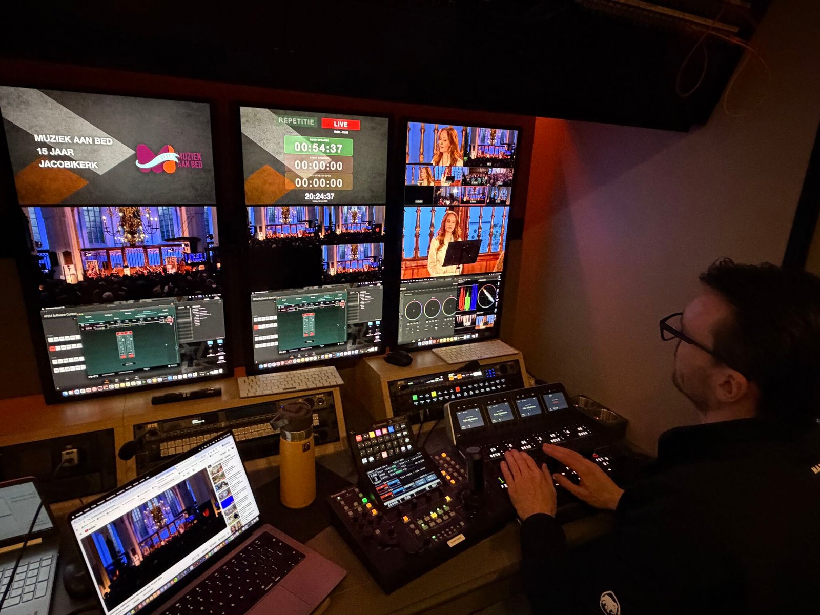 Leggi di più sull'articolo Replacing Three Broadcast Monitors with One Portrait Multiview Display in an SNG Shader Room